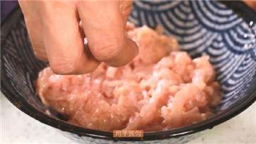 魚(yú)香肉絲的做法4